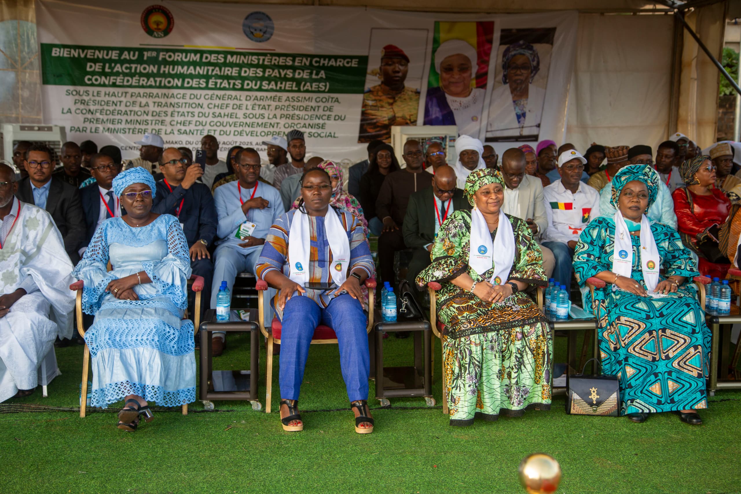 Remise de vivres et de biens non alimentaires aux déplacés interne et réfugiés en marge du 1er forum humanitaire de l’AES